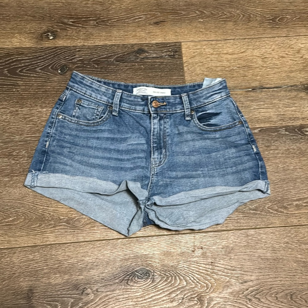 Levi high rise Jean shorts 2/26